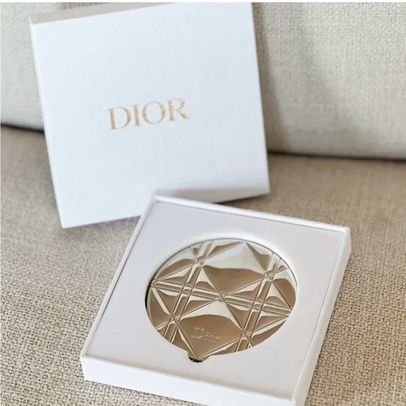 Dior Luxurious Gold Compact - Picture 2 of 2